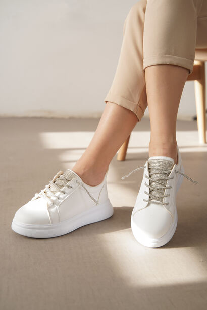 Karen Beyaz Taşlı Bağcıklı Spor Ayakkabı